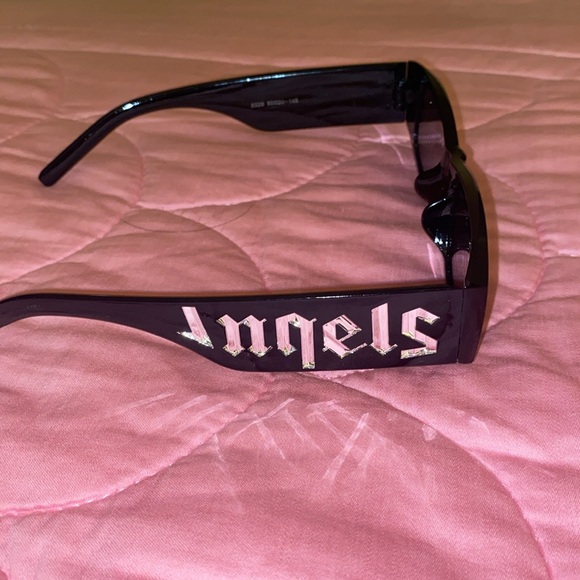 Im selling my black palm angel shade I bought for prom graduation.I’m negotiable - Picture 3 of 6